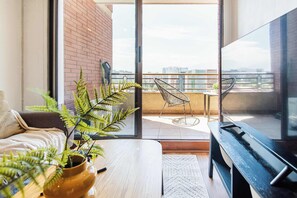 TV, offices - HOM |A pasos del Metro Escuela Militar |AC|Parking (Las Condes)