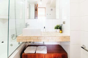 Shower, hair dryer, towels, shampoo - HOM |A pasos del Metro Escuela Militar |AC|Parking (Las Condes)