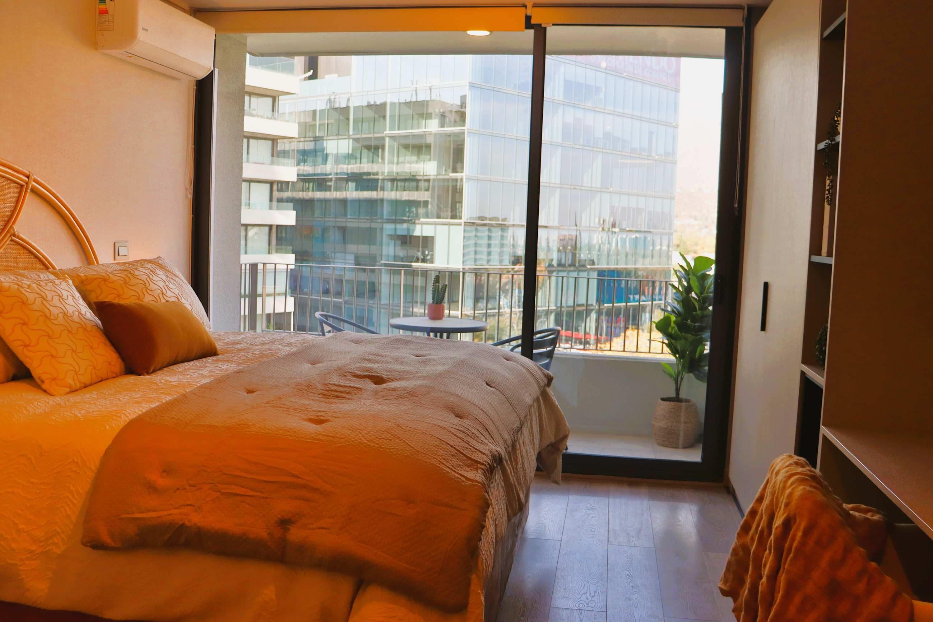 Tabla de planchar con plancha, wifi y ropa de cama 