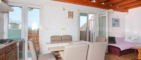 2 habitaciones, tabla de planchar con plancha y cuna de viaje