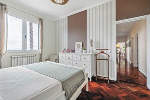 Tabla de planchar con plancha, wifi y ropa de cama 