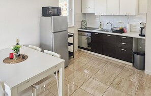 Fridge, stovetop, dishwasher, coffee/tea maker - Gorgeous apartment in Makarska with lake view (Makarska)