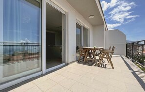Outdoor dining - Gorgeous apartment in Makarska with lake view (Makarska)