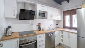 Kühlschrank, Mikrowelle, Ofen, Herdplatte