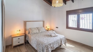 Bügeleisen/Bügelbrett, Reisekinderbett, WLAN