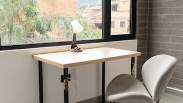 Deluxe Suite, City View | Interior