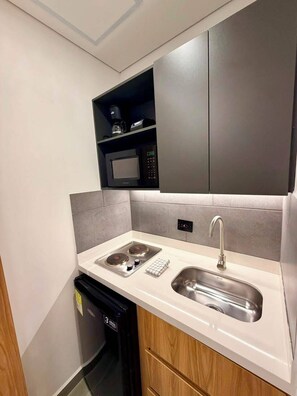 Habitación estándar doble | Cocina privada | Frigorífico pequeño, microondas, placa de cocina y utensilios de cocina