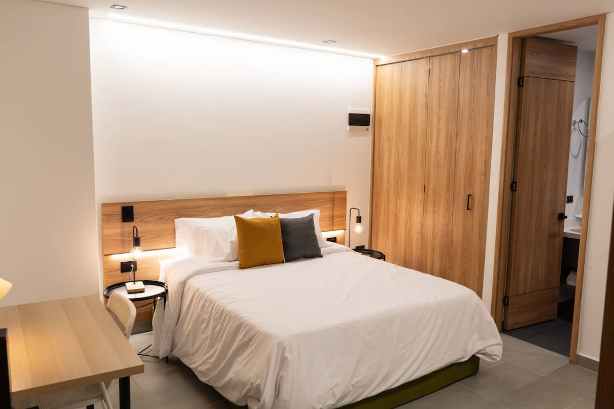 Chambre supérieure double | Bureau, espace de travail pour ordinateurs portables