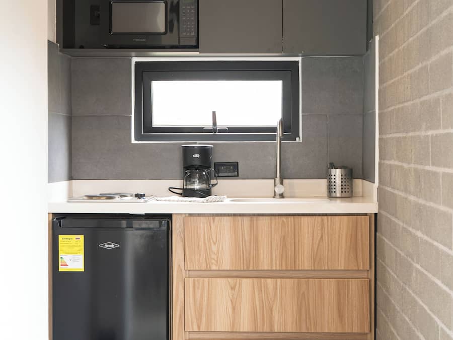 Suite Deluxe, vistas a la ciudad | Cocina privada | Frigorífico pequeño, microondas, placa de cocina y utensilios de cocina