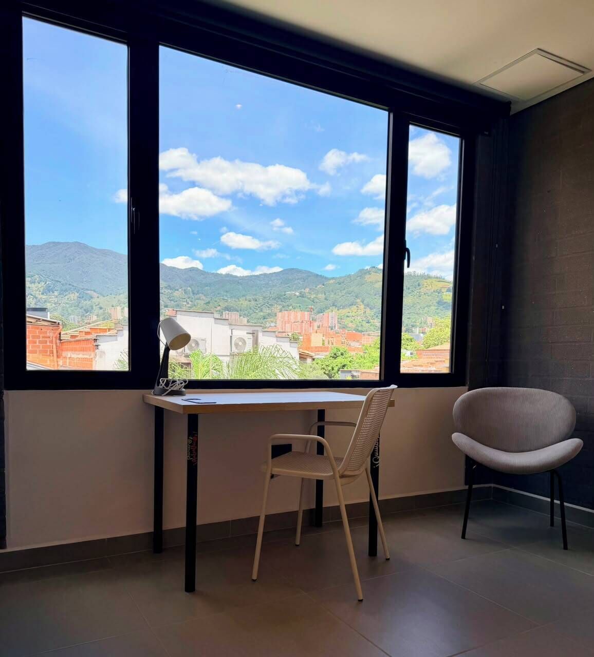 Suite Deluxe, vistas a la ciudad | Escritorio, espacio para trabajar con un portátil, wifi gratis