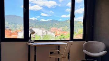 Suite Deluxe, vistas a la ciudad | Escritorio, espacio para trabajar con un portátil, wifi gratis