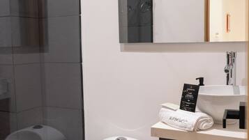 Superior Double Room | Bathroom | Shower, towels, soap, shampoo