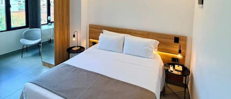 ห้องดีลักซ์สวีท, วิวเมือง | โต๊ะทำงาน, พื้นที่ทำงานแบบใช้แล็ปท็อป, Wi-Fi ฟรี, ผ้าปูที่นอน