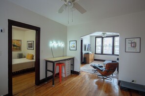 1 bedroom, bed sheets - Cozy north side apt 2 minute walk to brownline (Chicago)