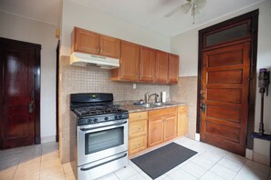 Private kitchen - Cozy north side apt 2 minute walk to brownline (Chicago)