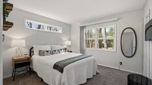 Interior - Estates Drive by Avantstay Pocono Cabin + Deck + Firepit Near Big Boulder & Jack Frost (Lake Harmony)