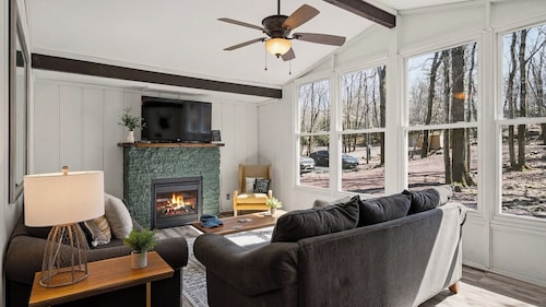 Estates Drive by Avantstay Pocono Cabin + Deck + Firepit Near Big Boulder & Jack Frost