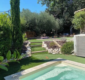 Outdoor spa tub - Villa Verdoyante – Charme provençal, jardin arboré et piscine à La Motte (La Motte)
