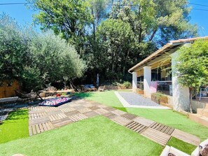 Property grounds - Villa Verdoyante – Charme provençal, jardin arboré et piscine à La Motte (La Motte)