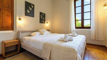 4 bedrooms, iron/ironing board, travel cot, WiFi