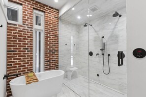 Shower, hair dryer, bidet, towels - Urban Luxury Living/Minutes from Atl Attractions and Walkable to Great Restaurant's, Drinks & Parks (Atlanta)