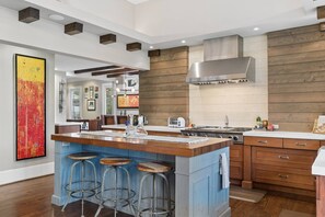 Fridge, microwave, oven, stovetop - Urban Luxury Living/Minutes from Atl Attractions and Walkable to Great Restaurant's, Drinks & Parks (Atlanta)
