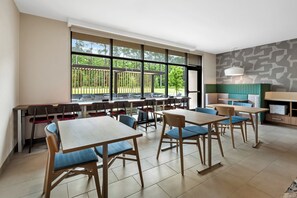 Free daily buffet breakfast  - Home2 Suites by Hilton Sneads Ferry North Topsail Beach (Sneads Ferry)