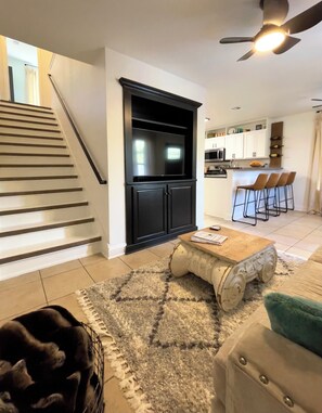 Living area - THE BELLE - Close to Downtown NOLA! Walk to the Naval Air Station Joint Reserve! (Belle Chasse)