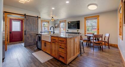 Newly renovated and centrally located 2-bdrm home in Cody w/ AC! Sleeps up to 6.