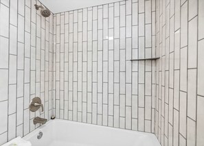 Douche, sèche-cheveux, shampoing