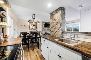 Fridge, microwave, oven, stovetop - Serene Mountain View, Private Balcony, Indoor Pool (Gatlinburg)