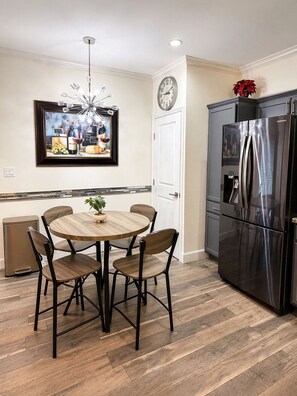 Dining - Family-Friendly Home w/ Private-Parking | Near NRG (Houston)