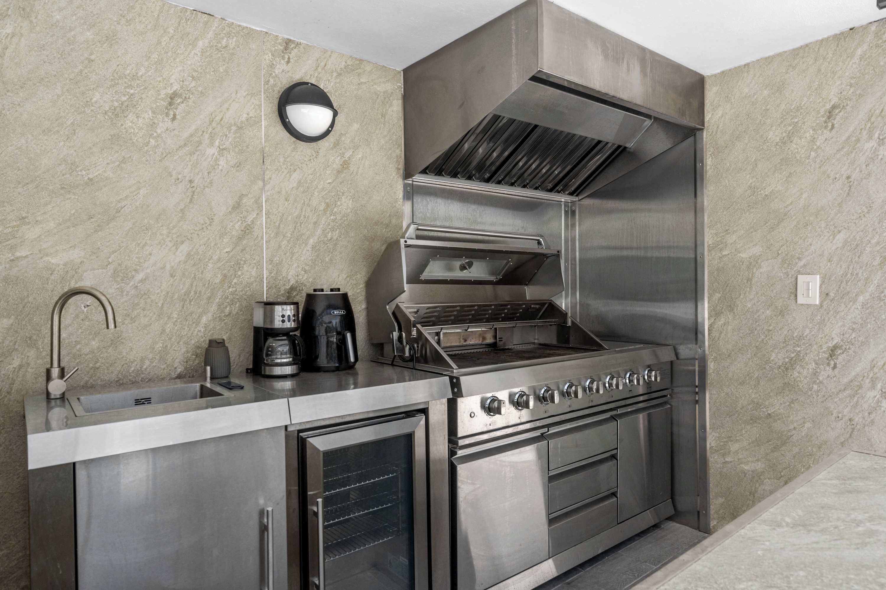 Refrigerador, microondas, parrilla de estufa y cafetera y tetera 