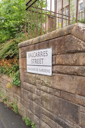 A street sign for Balcarres Street and Craighouse Gardens. - Morningside 2BR, Direct Bus to Old Town Edinburgh (Edinburgh)