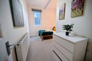 2 bedrooms, desk, iron/ironing board, travel cot - Modern Home Edinburgh Gem 10 mins to Centre (Edinburgh)