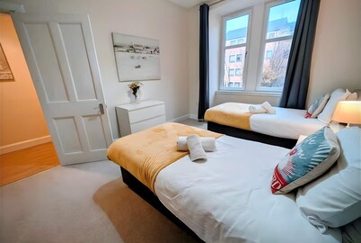 Modern Home Edinburgh Gem 10 mins to Centre