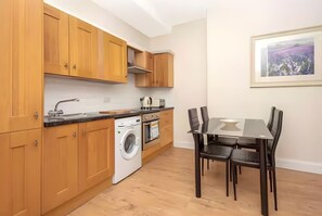 Fridge, microwave, oven, stovetop - Modern Home Edinburgh Gem 10 mins to Centre (Edinburgh)