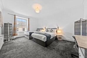 4 bedrooms, desk, travel cot, WiFi - Luxe & Spacious Apt in Hawick -Fast WiFi -Sleeps13 | Walk to Everything (Hawick)