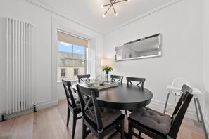 Dining - Luxe & Spacious Apt in Hawick -Fast WiFi -Sleeps13 | Walk to Everything (Hawick)