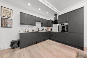 Fridge, microwave, oven, stovetop - Luxe & Spacious Apt in Hawick -Fast WiFi -Sleeps13 | Walk to Everything (Hawick)