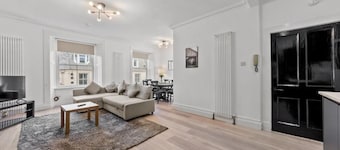 Luxe & Spacious Apt in Hawick -Fast WiFi -Sleeps13 | Walk to Everything