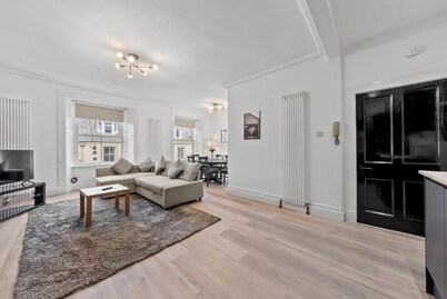 Luxe & Spacious Apt in Hawick -Fast WiFi -Sleeps13 | Walk to Everything