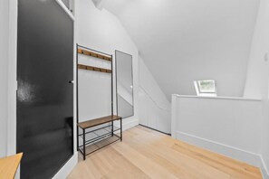 Interior - Luxe & Spacious Apt in Hawick -Fast WiFi -Sleeps13 | Walk to Everything (Hawick)