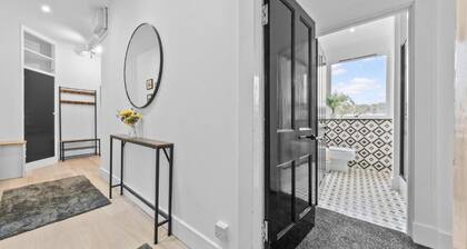 Luxe & Spacious Apt in Hawick -Fast WiFi -Sleeps13 | Walk to Everything