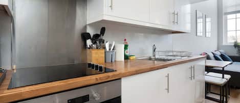 Kühlschrank, Mikrowelle, Ofen, Herdplatte