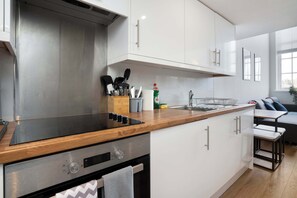 Fridge, microwave, oven, stovetop - 5 mins Walk to Royal Mile & Castle - Wi-Fi - 2BR (Edinburgh)