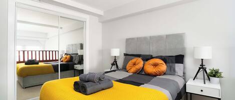 2 habitaciones, escritorio y tabla de planchar con plancha