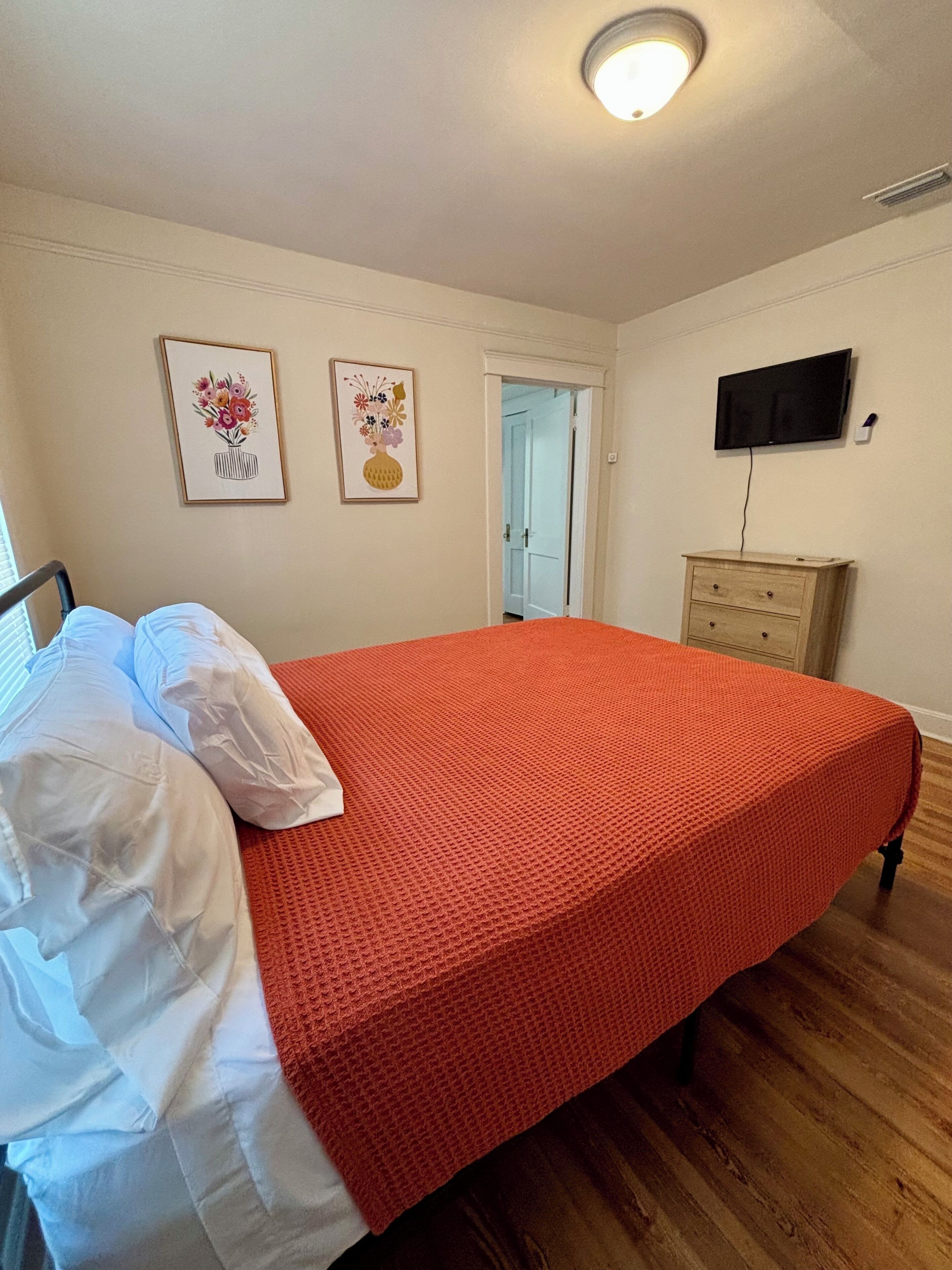 3 bedrooms, iron/ironing board, free WiFi, bed sheets