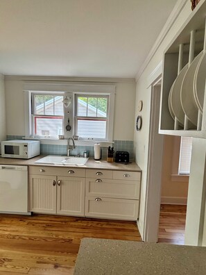 Fridge, microwave, oven, stovetop - The Cottage at High Springs - Historic 1940s Cottage Near Downtown & Springs (High Springs)
