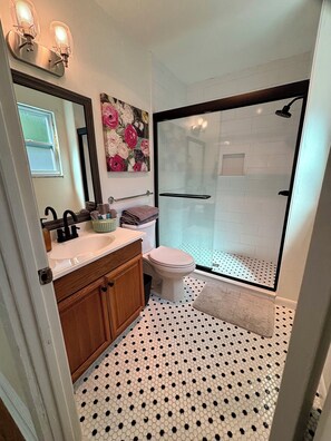 Shower, hair dryer, towels, soap - The Cottage at High Springs - Historic 1940s Cottage Near Downtown & Springs (High Springs)